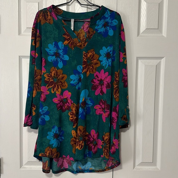 Dear Scarlett | Tops | Dear Scarlett Green Floral V Neck 34 Sleeves ...